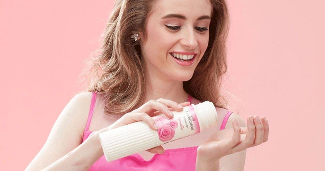 4 Cara Mengaplikasikan Bedak Tabur Badan yang Wangi