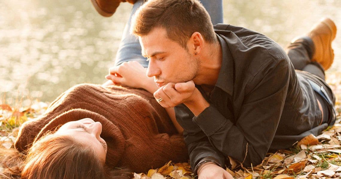 5 Bentuk Komunikasi Non-Verbal Ini Penting dalam Hubungan Asmaramu